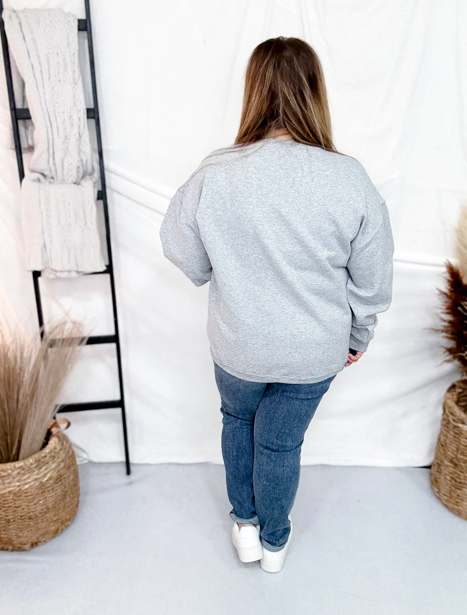 Retro Duck Scene Grey Long Sleeve Sweatshirt - Image 6